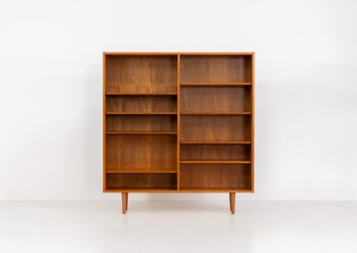 Midcentury bookcase by Poul Hundevad (Denmark, 1960s). A simple and well-built piece in teak designed by the renowned Poul Hundevad. It contains eight adjustable shelves with beveled edges and has an amazing natural woodgrain. In excellent condition and labeled by maker. We have a second one available aswel with different proportions.