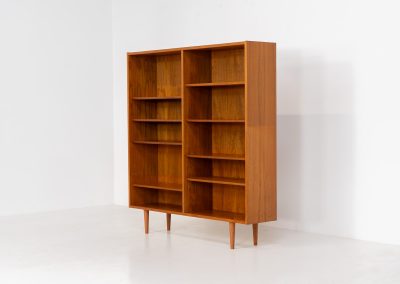 Midcentury bookcase by Poul Hundevad (Denmark, 1960s). A simple and well-built piece in teak designed by the renowned Poul Hundevad. It contains eight adjustable shelves with beveled edges and has an amazing natural woodgrain. In excellent condition and labeled by maker. We have a second one available aswel with different proportions.