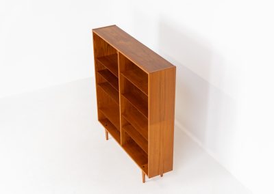 Midcentury bookcase by Poul Hundevad (Denmark, 1960s). A simple and well-built piece in teak designed by the renowned Poul Hundevad. It contains eight adjustable shelves with beveled edges and has an amazing natural woodgrain. In excellent condition and labeled by maker. We have a second one available aswel with different proportions.