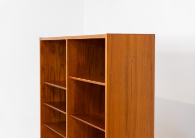 Midcentury bookcase by Poul Hundevad (Denmark, 1960s). A simple and well-built piece in teak designed by the renowned Poul Hundevad. It contains eight adjustable shelves with beveled edges and has an amazing natural woodgrain. In excellent condition and labeled by maker. We have a second one available aswel with different proportions.