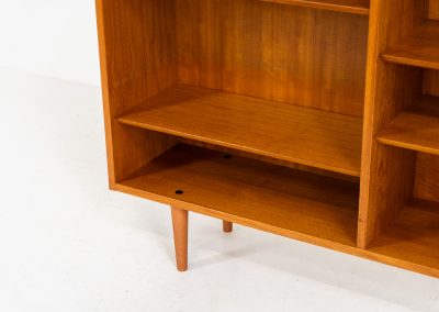 Midcentury bookcase by Poul Hundevad (Denmark, 1960s). A simple and well-built piece in teak designed by the renowned Poul Hundevad. It contains eight adjustable shelves with beveled edges and has an amazing natural woodgrain. In excellent condition and labeled by maker. We have a second one available aswel with different proportions.