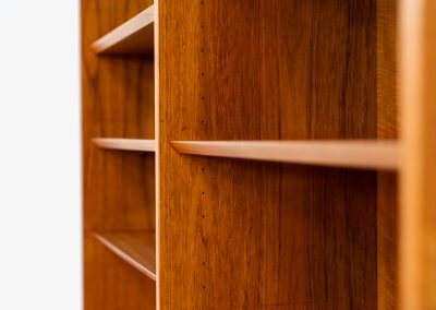 Midcentury bookcase by Poul Hundevad (Denmark, 1960s). A simple and well-built piece in teak designed by the renowned Poul Hundevad. It contains eight adjustable shelves with beveled edges and has an amazing natural woodgrain. In excellent condition and labeled by maker. We have a second one available aswel with different proportions.