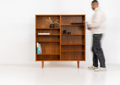 Midcentury bookcase by Poul Hundevad (Denmark, 1960s). A simple and well-built piece in teak designed by the renowned Poul Hundevad. It contains eight adjustable shelves with beveled edges and has an amazing natural woodgrain. In excellent condition and labeled by maker. We have a second one available aswel with different proportions.