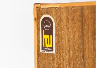 Midcentury bookcase by Poul Hundevad (Denmark, 1960s). A simple and well-built piece in teak designed by the renowned Poul Hundevad. It contains eight adjustable shelves with beveled edges and has an amazing natural woodgrain. In excellent condition and labeled by maker. We have a second one available aswel with different proportions.