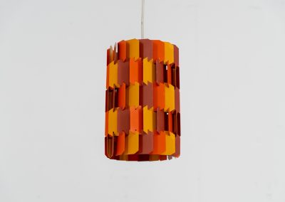 “Facet Pop” pendant light by Louis Weisdorf for Lyfa (Denmark, 1960s). A striking and highly sculptural pendant light designed by Louis Weisdorf for Lyfa in the 1960s. The lamp is constructed from multiple interlocking metal panels, lacquered in three vibrant colours, creating a dynamic play of light and shadow. Due to its complex and costly production process, this model was manufactured for only a short period, making it a rare and sought-after design today. An exceptional and colourful eye-catcher in very good condition. Marked by the manufacturer and newly rewired.