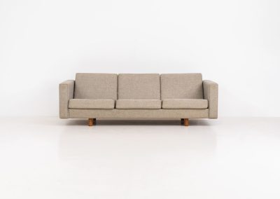 GE300 3-seater sofa by Hans J. Wegner for Getama (Denmark, 1960s). This beauty from the 60’s was manufactured by Getama and designed by the grandmaster himself, Hans J. Wegner. It features solid oak legs and the original grey cushions. This sofa is timeless, significant and in very good condition with only a few small stains!