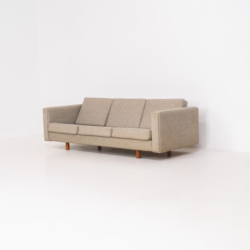 GE300 3-seater sofa by Hans J. Wegner for Getama (Denmark, 1960s). This beauty from the 60’s was manufactured by Getama and designed by the grandmaster himself, Hans J. Wegner. It features solid oak legs and the original grey cushions. This sofa is timeless, significant and in very good condition with only a few small stains!