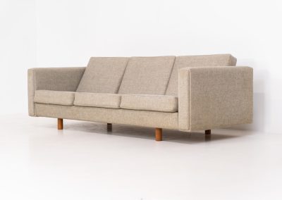 GE300 3-seater sofa by Hans J. Wegner for Getama (Denmark, 1960s). This beauty from the 60’s was manufactured by Getama and designed by the grandmaster himself, Hans J. Wegner. It features solid oak legs and the original grey cushions. This sofa is timeless, significant and in very good condition with only a few small stains!