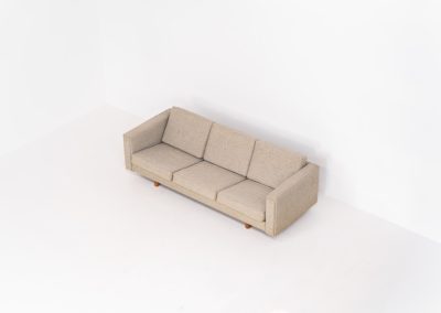 GE300 3-seater sofa by Hans J. Wegner for Getama (Denmark, 1960s). This beauty from the 60’s was manufactured by Getama and designed by the grandmaster himself, Hans J. Wegner. It features solid oak legs and the original grey cushions. This sofa is timeless, significant and in very good condition with only a few small stains!