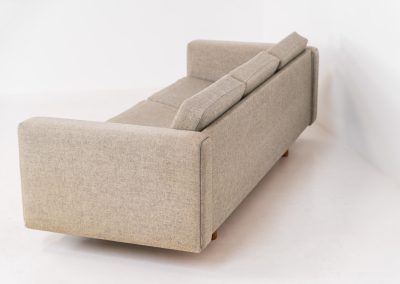 GE300 3-seater sofa by Hans J. Wegner for Getama (Denmark, 1960s). This beauty from the 60’s was manufactured by Getama and designed by the grandmaster himself, Hans J. Wegner. It features solid oak legs and the original grey cushions. This sofa is timeless, significant and in very good condition with only a few small stains!