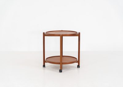 Vintage Trolley by Sika Møbler (Denmark, 1960s). Elegant and functional serving trolley by Danish manufacturer Sika Møbler, crafted in warm teak. The design features two circular trays framed by softly rounded supports. Mounted on discreet castors, the trolley is easy to move and perfectly suited for use as a bar cart, side table, or serving piece. A timeless and versatile design, presented in excellent vintage condition.