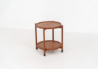 Vintage Trolley by Sika Møbler (Denmark, 1960s). Elegant and functional serving trolley by Danish manufacturer Sika Møbler, crafted in warm teak. The design features two circular trays framed by softly rounded supports. Mounted on discreet castors, the trolley is easy to move and perfectly suited for use as a bar cart, side table, or serving piece. A timeless and versatile design, presented in excellent vintage condition.