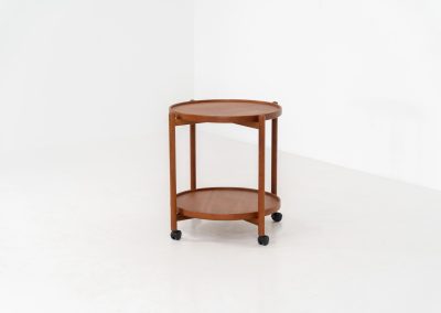 Vintage Trolley by Sika Møbler (Denmark, 1960s). Elegant and functional serving trolley by Danish manufacturer Sika Møbler, crafted in warm teak. The design features two circular trays framed by softly rounded supports. Mounted on discreet castors, the trolley is easy to move and perfectly suited for use as a bar cart, side table, or serving piece. A timeless and versatile design, presented in excellent vintage condition.