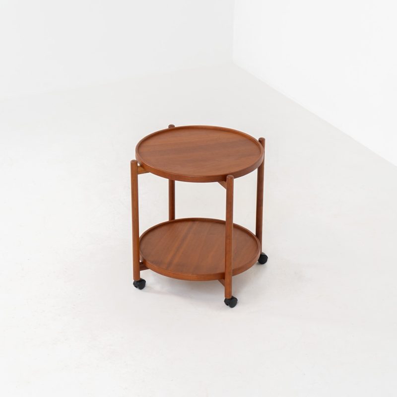 Vintage Trolley by Sika Møbler (Denmark, 1960s). Elegant and functional serving trolley by Danish manufacturer Sika Møbler, crafted in warm teak. The design features two circular trays framed by softly rounded supports. Mounted on discreet castors, the trolley is easy to move and perfectly suited for use as a bar cart, side table, or serving piece. A timeless and versatile design, presented in excellent vintage condition.