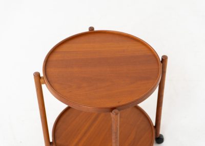 Vintage Trolley by Sika Møbler (Denmark, 1960s). Elegant and functional serving trolley by Danish manufacturer Sika Møbler, crafted in warm teak. The design features two circular trays framed by softly rounded supports. Mounted on discreet castors, the trolley is easy to move and perfectly suited for use as a bar cart, side table, or serving piece. A timeless and versatile design, presented in excellent vintage condition.
