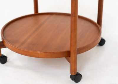 Vintage Trolley by Sika Møbler (Denmark, 1960s). Elegant and functional serving trolley by Danish manufacturer Sika Møbler, crafted in warm teak. The design features two circular trays framed by softly rounded supports. Mounted on discreet castors, the trolley is easy to move and perfectly suited for use as a bar cart, side table, or serving piece. A timeless and versatile design, presented in excellent vintage condition.