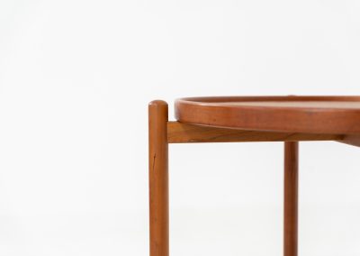 Vintage Trolley by Sika Møbler (Denmark, 1960s). Elegant and functional serving trolley by Danish manufacturer Sika Møbler, crafted in warm teak. The design features two circular trays framed by softly rounded supports. Mounted on discreet castors, the trolley is easy to move and perfectly suited for use as a bar cart, side table, or serving piece. A timeless and versatile design, presented in excellent vintage condition.