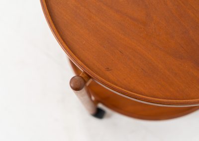 Vintage Trolley by Sika Møbler (Denmark, 1960s). Elegant and functional serving trolley by Danish manufacturer Sika Møbler, crafted in warm teak. The design features two circular trays framed by softly rounded supports. Mounted on discreet castors, the trolley is easy to move and perfectly suited for use as a bar cart, side table, or serving piece. A timeless and versatile design, presented in excellent vintage condition.
