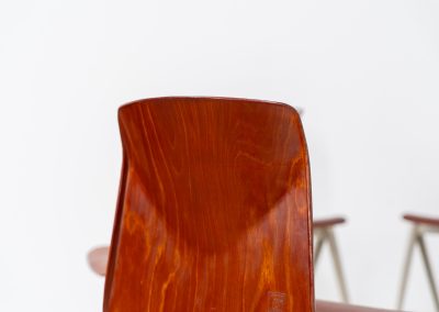 Set of 6 “S22” industrial dining chairs by Elmar Flototto for Pagholz (Germany, 1960s). This set of six original S22 industrial dining chairs, designed by Elmar Flötotto for Pagholz, dates from the 1960s and was produced in Germany. The chairs feature a rare and highly sought-after combination of rosewood-toned moulded Pagholz seats paired with crème powder-coated steel frames. Their clean, functional design reflects the strong industrial aesthetic Pagholz is known for. All chairs are fully stackable and come with the original stacking trolley, a seldom-found and highly desirable addition. The set is in very good vintage condition, showing only minor signs of wear consistent with age and use, without structural issues. A timeless and characterful set, suitable for both dining and contract interiors, and a strong example of post-war German industrial design.