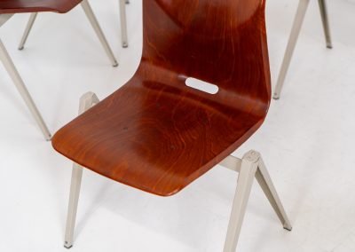 Set of 6 “S22” industrial dining chairs by Elmar Flototto for Pagholz (Germany, 1960s). This set of six original S22 industrial dining chairs, designed by Elmar Flötotto for Pagholz, dates from the 1960s and was produced in Germany. The chairs feature a rare and highly sought-after combination of rosewood-toned moulded Pagholz seats paired with crème powder-coated steel frames. Their clean, functional design reflects the strong industrial aesthetic Pagholz is known for. All chairs are fully stackable and come with the original stacking trolley, a seldom-found and highly desirable addition. The set is in very good vintage condition, showing only minor signs of wear consistent with age and use, without structural issues. A timeless and characterful set, suitable for both dining and contract interiors, and a strong example of post-war German industrial design.