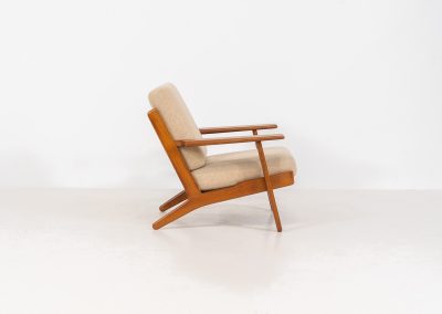 Early GE-290 lounge chair in oak by Hans J. Wegner for Getama (Denmark, 1953). An iconic early example of Hans J. Wegner's GE-290 lounge chair, produced by Getama in Denmark in 1953. This celebrated design is renowned for its sculptural yet restrained form and exceptional comfort. The chair features a dark-stained solid oak frame paired with beige wool cushions, creating a timeless and well-balanced contrast that highlights Wegner's mastery of materials and proportion. Presented in splendid condition, with the frame and upholstery beautifully preserved. We also have a GE290A + ottoman and a GE290 3-seater available in stock.