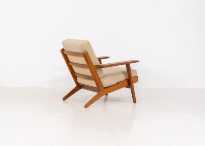 Early GE-290 lounge chair in oak by Hans J. Wegner for Getama (Denmark, 1953). An iconic early example of Hans J. Wegner's GE-290 lounge chair, produced by Getama in Denmark in 1953. This celebrated design is renowned for its sculptural yet restrained form and exceptional comfort. The chair features a dark-stained solid oak frame paired with beige wool cushions, creating a timeless and well-balanced contrast that highlights Wegner's mastery of materials and proportion. Presented in splendid condition, with the frame and upholstery beautifully preserved. We also have a GE290A + ottoman and a GE290 3-seater available in stock.