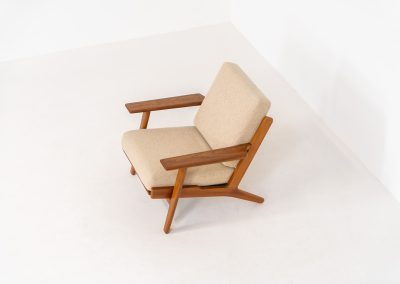 Early GE-290 lounge chair in oak by Hans J. Wegner for Getama (Denmark, 1953). An iconic early example of Hans J. Wegner's GE-290 lounge chair, produced by Getama in Denmark in 1953. This celebrated design is renowned for its sculptural yet restrained form and exceptional comfort. The chair features a dark-stained solid oak frame paired with beige wool cushions, creating a timeless and well-balanced contrast that highlights Wegner's mastery of materials and proportion. Presented in splendid condition, with the frame and upholstery beautifully preserved. We also have a GE290A + ottoman and a GE290 3-seater available in stock.