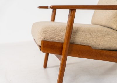 Early GE-290 lounge chair in oak by Hans J. Wegner for Getama (Denmark, 1953). An iconic early example of Hans J. Wegner's GE-290 lounge chair, produced by Getama in Denmark in 1953. This celebrated design is renowned for its sculptural yet restrained form and exceptional comfort. The chair features a dark-stained solid oak frame paired with beige wool cushions, creating a timeless and well-balanced contrast that highlights Wegner's mastery of materials and proportion. Presented in splendid condition, with the frame and upholstery beautifully preserved. We also have a GE290A + ottoman and a GE290 3-seater available in stock.