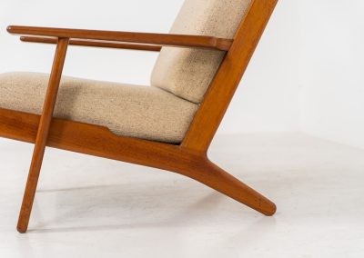 Early GE-290 lounge chair in oak by Hans J. Wegner for Getama (Denmark, 1953). An iconic early example of Hans J. Wegner's GE-290 lounge chair, produced by Getama in Denmark in 1953. This celebrated design is renowned for its sculptural yet restrained form and exceptional comfort. The chair features a dark-stained solid oak frame paired with beige wool cushions, creating a timeless and well-balanced contrast that highlights Wegner's mastery of materials and proportion. Presented in splendid condition, with the frame and upholstery beautifully preserved. We also have a GE290A + ottoman and a GE290 3-seater available in stock.