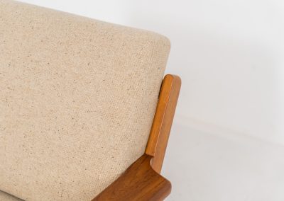 Early GE-290 lounge chair in oak by Hans J. Wegner for Getama (Denmark, 1953). An iconic early example of Hans J. Wegner's GE-290 lounge chair, produced by Getama in Denmark in 1953. This celebrated design is renowned for its sculptural yet restrained form and exceptional comfort. The chair features a dark-stained solid oak frame paired with beige wool cushions, creating a timeless and well-balanced contrast that highlights Wegner's mastery of materials and proportion. Presented in splendid condition, with the frame and upholstery beautifully preserved. We also have a GE290A + ottoman and a GE290 3-seater available in stock.