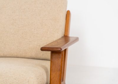 Early GE-290 lounge chair in oak by Hans J. Wegner for Getama (Denmark, 1953). An iconic early example of Hans J. Wegner's GE-290 lounge chair, produced by Getama in Denmark in 1953. This celebrated design is renowned for its sculptural yet restrained form and exceptional comfort. The chair features a dark-stained solid oak frame paired with beige wool cushions, creating a timeless and well-balanced contrast that highlights Wegner's mastery of materials and proportion. Presented in splendid condition, with the frame and upholstery beautifully preserved. We also have a GE290A + ottoman and a GE290 3-seater available in stock.