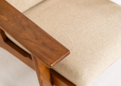 Early GE-290 lounge chair in oak by Hans J. Wegner for Getama (Denmark, 1953). An iconic early example of Hans J. Wegner's GE-290 lounge chair, produced by Getama in Denmark in 1953. This celebrated design is renowned for its sculptural yet restrained form and exceptional comfort. The chair features a dark-stained solid oak frame paired with beige wool cushions, creating a timeless and well-balanced contrast that highlights Wegner's mastery of materials and proportion. Presented in splendid condition, with the frame and upholstery beautifully preserved. We also have a GE290A + ottoman and a GE290 3-seater available in stock.