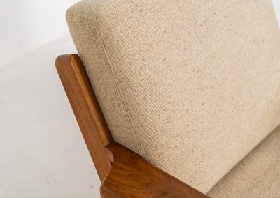 Early GE-290 lounge chair in oak by Hans J. Wegner for Getama (Denmark, 1953). An iconic early example of Hans J. Wegner's GE-290 lounge chair, produced by Getama in Denmark in 1953. This celebrated design is renowned for its sculptural yet restrained form and exceptional comfort. The chair features a dark-stained solid oak frame paired with beige wool cushions, creating a timeless and well-balanced contrast that highlights Wegner's mastery of materials and proportion. Presented in splendid condition, with the frame and upholstery beautifully preserved. We also have a GE290A + ottoman and a GE290 3-seater available in stock.