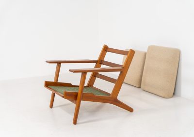 Early GE-290 lounge chair in oak by Hans J. Wegner for Getama (Denmark, 1953). An iconic early example of Hans J. Wegner's GE-290 lounge chair, produced by Getama in Denmark in 1953. This celebrated design is renowned for its sculptural yet restrained form and exceptional comfort. The chair features a dark-stained solid oak frame paired with beige wool cushions, creating a timeless and well-balanced contrast that highlights Wegner's mastery of materials and proportion. Presented in splendid condition, with the frame and upholstery beautifully preserved. We also have a GE290A + ottoman and a GE290 3-seater available in stock.