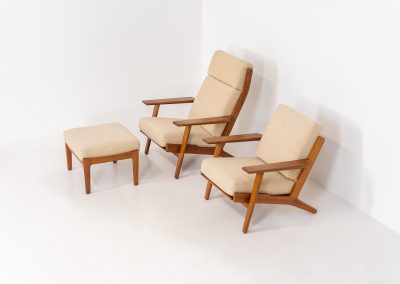 Early GE-290 lounge chair in oak by Hans J. Wegner for Getama (Denmark, 1953). An iconic early example of Hans J. Wegner's GE-290 lounge chair, produced by Getama in Denmark in 1953. This celebrated design is renowned for its sculptural yet restrained form and exceptional comfort. The chair features a dark-stained solid oak frame paired with beige wool cushions, creating a timeless and well-balanced contrast that highlights Wegner's mastery of materials and proportion. Presented in splendid condition, with the frame and upholstery beautifully preserved. We also have a GE290A + ottoman and a GE290 3-seater available in stock.
