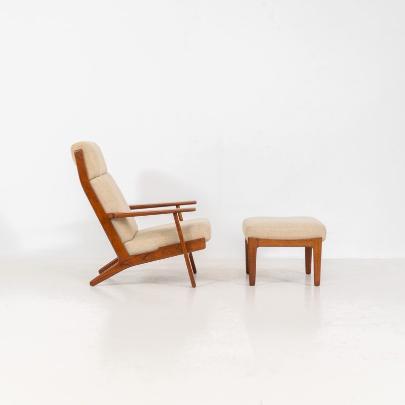 Early GE-290A lounge chair + ottoman in oak by Hans J. Wegner for Getama (Denmark, 1953). An iconic early example of Hans J. Wegner's GE-290 lounge chair, produced by Getama in Denmark in 1953. This celebrated design is renowned for its sculptural yet restrained form and exceptional comfort. The chair features a dark-stained solid oak frame paired with beige wool cushions, creating a timeless and well-balanced contrast that highlights Wegner's mastery of materials and proportion. Presented in splendid condition, with the frame and upholstery beautifully preserved. We also have a GE290 lounge chair and a GE290 3-seater available in stock.