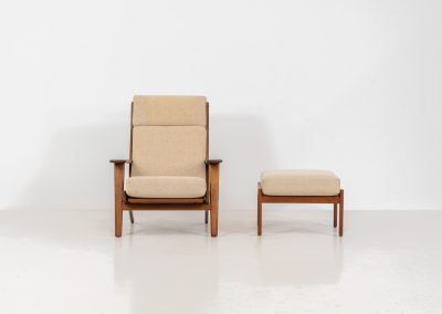 Early GE-290A lounge chair + ottoman in oak by Hans J. Wegner for Getama (Denmark, 1953). An iconic early example of Hans J. Wegner's GE-290 lounge chair, produced by Getama in Denmark in 1953. This celebrated design is renowned for its sculptural yet restrained form and exceptional comfort. The chair features a dark-stained solid oak frame paired with beige wool cushions, creating a timeless and well-balanced contrast that highlights Wegner's mastery of materials and proportion. Presented in splendid condition, with the frame and upholstery beautifully preserved. We also have a GE290 lounge chair and a GE290 3-seater available in stock.