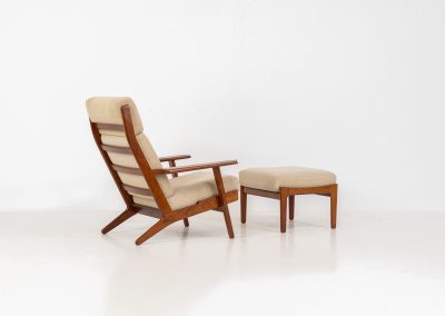 Early GE-290A lounge chair + ottoman in oak by Hans J. Wegner for Getama (Denmark, 1953). An iconic early example of Hans J. Wegner's GE-290 lounge chair, produced by Getama in Denmark in 1953. This celebrated design is renowned for its sculptural yet restrained form and exceptional comfort. The chair features a dark-stained solid oak frame paired with beige wool cushions, creating a timeless and well-balanced contrast that highlights Wegner's mastery of materials and proportion. Presented in splendid condition, with the frame and upholstery beautifully preserved. We also have a GE290 lounge chair and a GE290 3-seater available in stock.