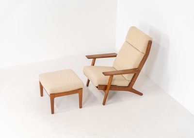 Early GE-290A lounge chair + ottoman in oak by Hans J. Wegner for Getama (Denmark, 1953). An iconic early example of Hans J. Wegner's GE-290 lounge chair, produced by Getama in Denmark in 1953. This celebrated design is renowned for its sculptural yet restrained form and exceptional comfort. The chair features a dark-stained solid oak frame paired with beige wool cushions, creating a timeless and well-balanced contrast that highlights Wegner's mastery of materials and proportion. Presented in splendid condition, with the frame and upholstery beautifully preserved. We also have a GE290 lounge chair and a GE290 3-seater available in stock.