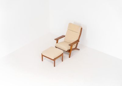 Early GE-290A lounge chair + ottoman in oak by Hans J. Wegner for Getama (Denmark, 1953). An iconic early example of Hans J. Wegner's GE-290 lounge chair, produced by Getama in Denmark in 1953. This celebrated design is renowned for its sculptural yet restrained form and exceptional comfort. The chair features a dark-stained solid oak frame paired with beige wool cushions, creating a timeless and well-balanced contrast that highlights Wegner's mastery of materials and proportion. Presented in splendid condition, with the frame and upholstery beautifully preserved. We also have a GE290 lounge chair and a GE290 3-seater available in stock.