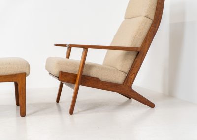 Early GE-290A lounge chair + ottoman in oak by Hans J. Wegner for Getama (Denmark, 1953). An iconic early example of Hans J. Wegner's GE-290 lounge chair, produced by Getama in Denmark in 1953. This celebrated design is renowned for its sculptural yet restrained form and exceptional comfort. The chair features a dark-stained solid oak frame paired with beige wool cushions, creating a timeless and well-balanced contrast that highlights Wegner's mastery of materials and proportion. Presented in splendid condition, with the frame and upholstery beautifully preserved. We also have a GE290 lounge chair and a GE290 3-seater available in stock.
