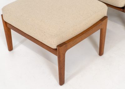 Early GE-290A lounge chair + ottoman in oak by Hans J. Wegner for Getama (Denmark, 1953). An iconic early example of Hans J. Wegner's GE-290 lounge chair, produced by Getama in Denmark in 1953. This celebrated design is renowned for its sculptural yet restrained form and exceptional comfort. The chair features a dark-stained solid oak frame paired with beige wool cushions, creating a timeless and well-balanced contrast that highlights Wegner's mastery of materials and proportion. Presented in splendid condition, with the frame and upholstery beautifully preserved. We also have a GE290 lounge chair and a GE290 3-seater available in stock.