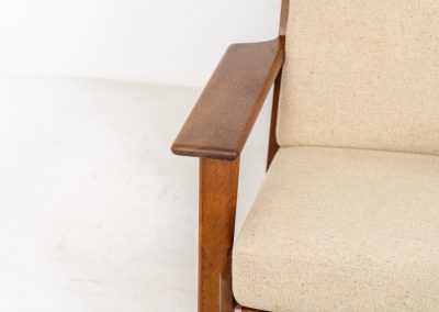 Early GE-290A lounge chair + ottoman in oak by Hans J. Wegner for Getama (Denmark, 1953). An iconic early example of Hans J. Wegner's GE-290 lounge chair, produced by Getama in Denmark in 1953. This celebrated design is renowned for its sculptural yet restrained form and exceptional comfort. The chair features a dark-stained solid oak frame paired with beige wool cushions, creating a timeless and well-balanced contrast that highlights Wegner's mastery of materials and proportion. Presented in splendid condition, with the frame and upholstery beautifully preserved. We also have a GE290 lounge chair and a GE290 3-seater available in stock.