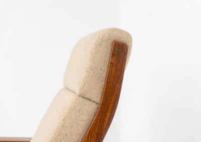 Early GE-290A lounge chair + ottoman in oak by Hans J. Wegner for Getama (Denmark, 1953). An iconic early example of Hans J. Wegner's GE-290 lounge chair, produced by Getama in Denmark in 1953. This celebrated design is renowned for its sculptural yet restrained form and exceptional comfort. The chair features a dark-stained solid oak frame paired with beige wool cushions, creating a timeless and well-balanced contrast that highlights Wegner's mastery of materials and proportion. Presented in splendid condition, with the frame and upholstery beautifully preserved. We also have a GE290 lounge chair and a GE290 3-seater available in stock.