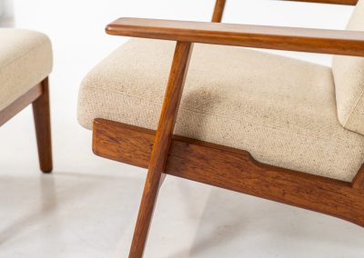 Early GE-290A lounge chair + ottoman in oak by Hans J. Wegner for Getama (Denmark, 1953). An iconic early example of Hans J. Wegner's GE-290 lounge chair, produced by Getama in Denmark in 1953. This celebrated design is renowned for its sculptural yet restrained form and exceptional comfort. The chair features a dark-stained solid oak frame paired with beige wool cushions, creating a timeless and well-balanced contrast that highlights Wegner's mastery of materials and proportion. Presented in splendid condition, with the frame and upholstery beautifully preserved. We also have a GE290 lounge chair and a GE290 3-seater available in stock.