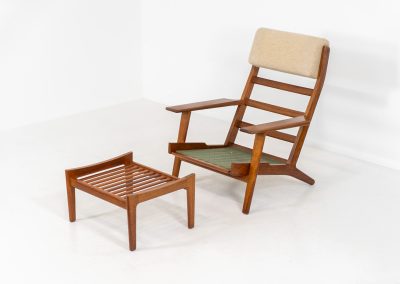 Early GE-290A lounge chair + ottoman in oak by Hans J. Wegner for Getama (Denmark, 1953). An iconic early example of Hans J. Wegner's GE-290 lounge chair, produced by Getama in Denmark in 1953. This celebrated design is renowned for its sculptural yet restrained form and exceptional comfort. The chair features a dark-stained solid oak frame paired with beige wool cushions, creating a timeless and well-balanced contrast that highlights Wegner's mastery of materials and proportion. Presented in splendid condition, with the frame and upholstery beautifully preserved. We also have a GE290 lounge chair and a GE290 3-seater available in stock.
