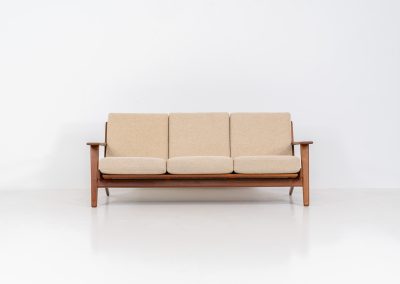 Early GE-290 3-seater sofa in oak by Hans J. Wegner for Getama (Denmark, 1953). An iconic early example of Hans J. Wegner's GE-290 , produced by Getama in Denmark in 1953. This celebrated design is renowned for its sculptural yet restrained form and exceptional comfort. The sofa features a dark-stained solid oak frame paired with beige wool cushions, creating a timeless and well-balanced contrast that highlights Wegner's mastery of materials and proportion. Presented in splendid condition, with the frame and upholstery beautifully preserved. We also have a GE290A + ottoman and a GE290 lounge chair available in stock.