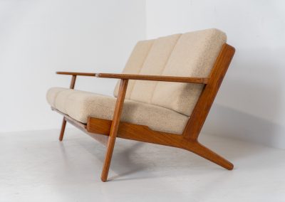 Early GE-290 3-seater sofa in oak by Hans J. Wegner for Getama (Denmark, 1953). An iconic early example of Hans J. Wegner's GE-290 , produced by Getama in Denmark in 1953. This celebrated design is renowned for its sculptural yet restrained form and exceptional comfort. The sofa features a dark-stained solid oak frame paired with beige wool cushions, creating a timeless and well-balanced contrast that highlights Wegner's mastery of materials and proportion. Presented in splendid condition, with the frame and upholstery beautifully preserved. We also have a GE290A + ottoman and a GE290 lounge chair available in stock.