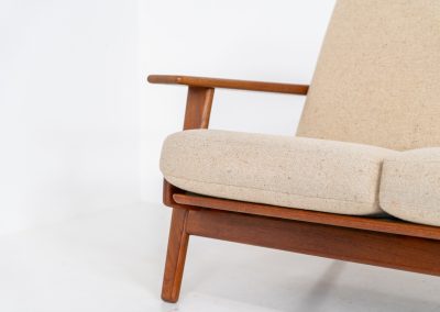 Early GE-290 3-seater sofa in oak by Hans J. Wegner for Getama (Denmark, 1953). An iconic early example of Hans J. Wegner's GE-290 , produced by Getama in Denmark in 1953. This celebrated design is renowned for its sculptural yet restrained form and exceptional comfort. The sofa features a dark-stained solid oak frame paired with beige wool cushions, creating a timeless and well-balanced contrast that highlights Wegner's mastery of materials and proportion. Presented in splendid condition, with the frame and upholstery beautifully preserved. We also have a GE290A + ottoman and a GE290 lounge chair available in stock.