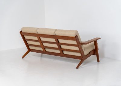 Early GE-290 3-seater sofa in oak by Hans J. Wegner for Getama (Denmark, 1953). An iconic early example of Hans J. Wegner's GE-290 , produced by Getama in Denmark in 1953. This celebrated design is renowned for its sculptural yet restrained form and exceptional comfort. The sofa features a dark-stained solid oak frame paired with beige wool cushions, creating a timeless and well-balanced contrast that highlights Wegner's mastery of materials and proportion. Presented in splendid condition, with the frame and upholstery beautifully preserved. We also have a GE290A + ottoman and a GE290 lounge chair available in stock.